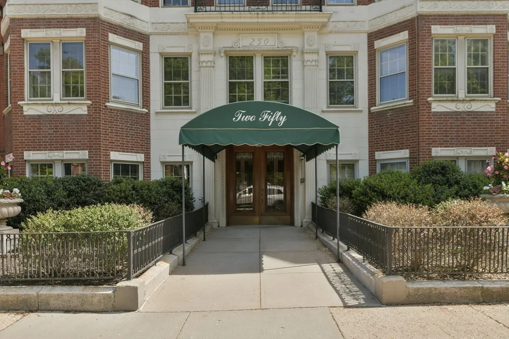 3 bed, 2 bath apartment for rent at 250 Commonwealth Unit 7, Back Bay — photo 17 of 18