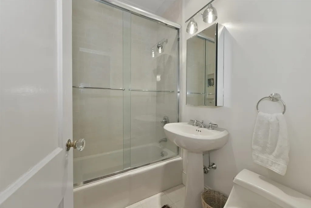 3 bed, 2 bath apartment for rent at 250 Commonwealth Unit 7, Back Bay — photo 8 of 18