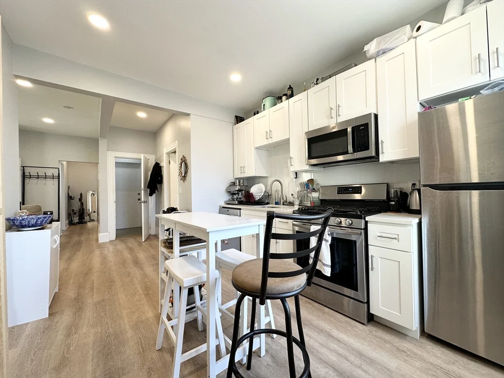3 bed, 1 bath apartment for rent at 250 Elm St Unit 2, Inman Square — photo 3 of 11