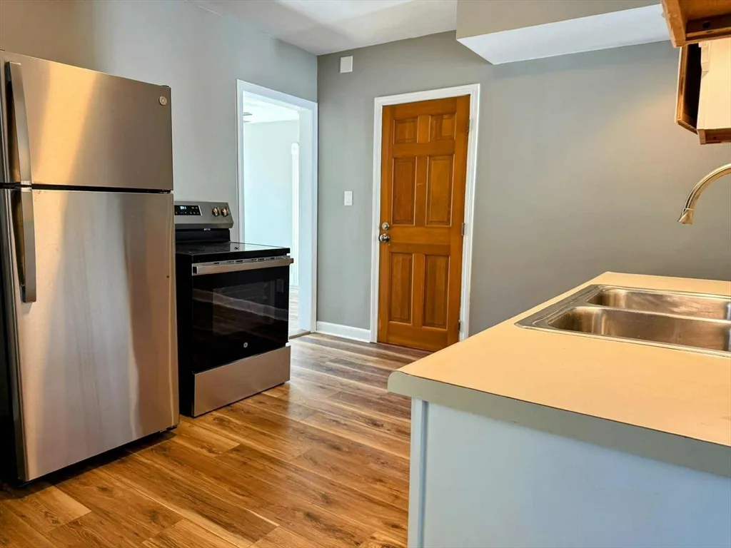 3 bed, 1 bath apartment for rent at 250 Pine St Unit 3, Gardner — photo 2 of 13