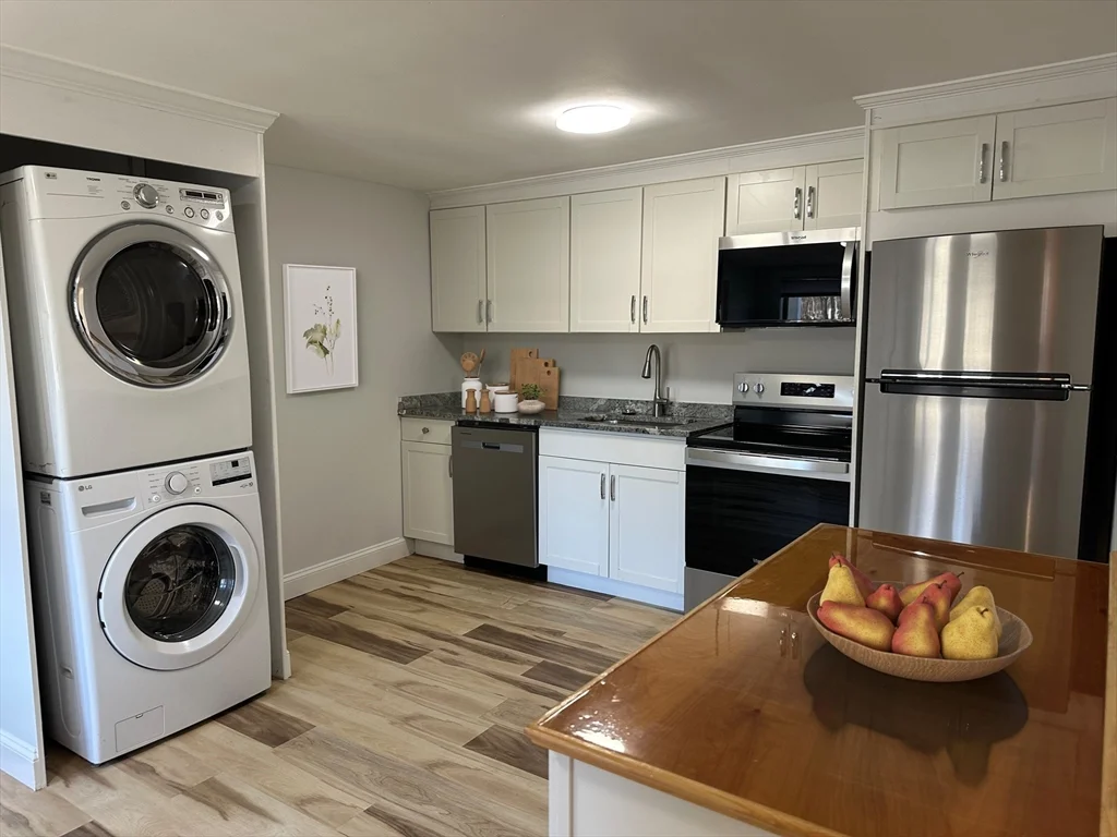 2 bed, 1 bath apartment for rent at 250 Walnut St Unit A, Framingham — photo 3 of 19