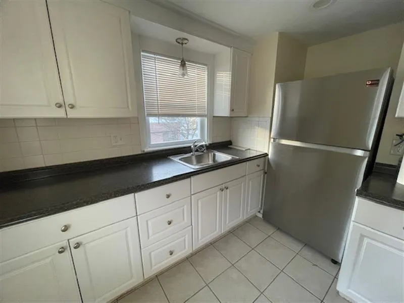 3 bed, 1 bath apartment for rent at 251 Central Ave Unit 2, Medford — photo 4 of 17