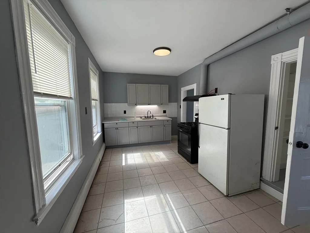 4 bed, 1 bath apartment for rent at 252 E Cottage Unit 3, Dorchester