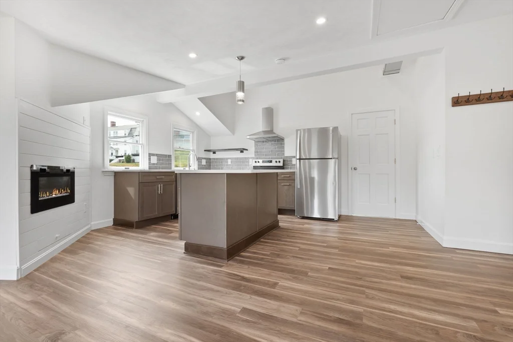 2 bed, 1 bath apartment for rent at 252 Elliott St Unit 2, Beverly — photo 2 of 19