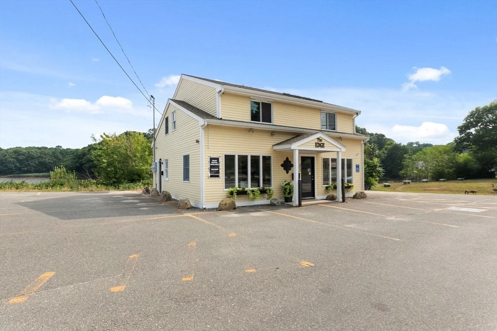 2 bed, 1 bath apartment for rent at 252 Elliott St Unit 2, Beverly — photo 16 of 19