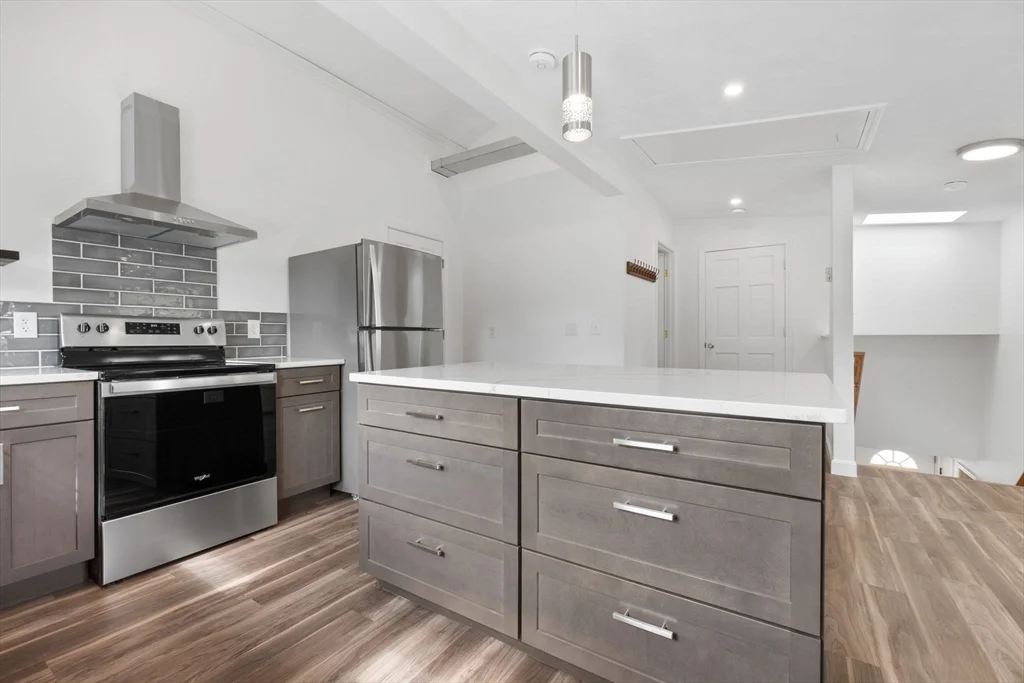 2 bed, 1 bath apartment for rent at 252 Elliott St Unit 2, Beverly — photo 5 of 19