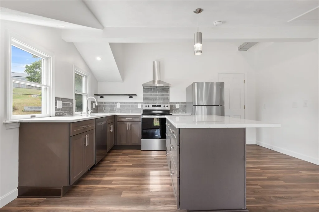 2 bed, 1 bath apartment for rent at 252 Elliott St Unit 2, Beverly — photo 4 of 19
