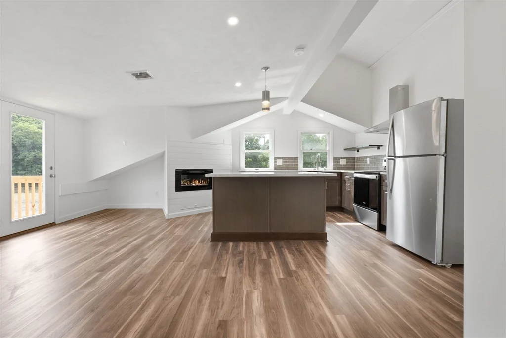 2 bed, 1 bath apartment for rent at 252 Elliott St Unit 2, Beverly — photo 3 of 19
