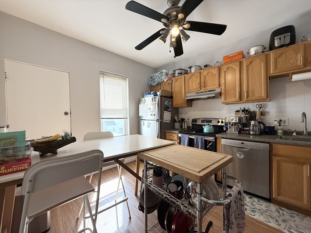 3 bed, 1 bath apartment for rent at 252 Elm St Unit 2, Wellington-Harrington — photo 6 of 11