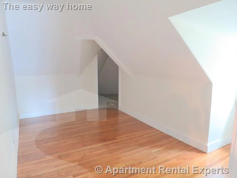 6 bed, 1 bath apartment for rent at 252 Harvard St Unit 2, Tufts — photo 2 of 19