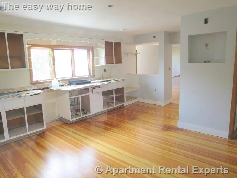6 bed, 1 bath apartment for rent at 252 Harvard St Unit 2, Tufts — photo 5 of 19