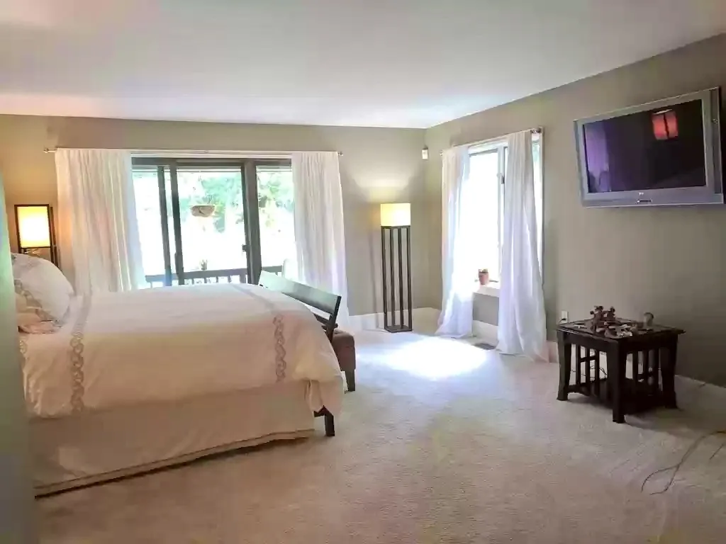 5 bed, 4.5 bath apartment for rent at 253 Nahanton St Unit 1, Oak Hill — photo 4 of 16
