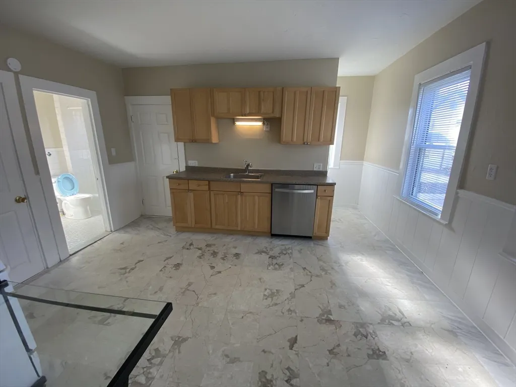 2 bed, 1 bath apartment for rent at 253 Whitwell Unit 2R, Quincy — photo 5 of 12