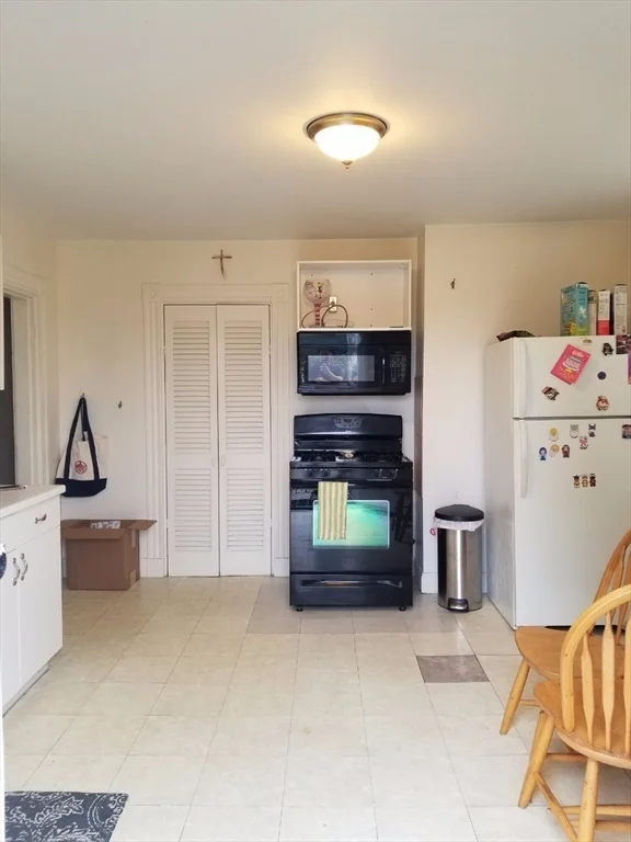 2 bed, 1 bath apartment for rent at 254-256 Elliot St Unit 2, Newton — photo 2 of 13