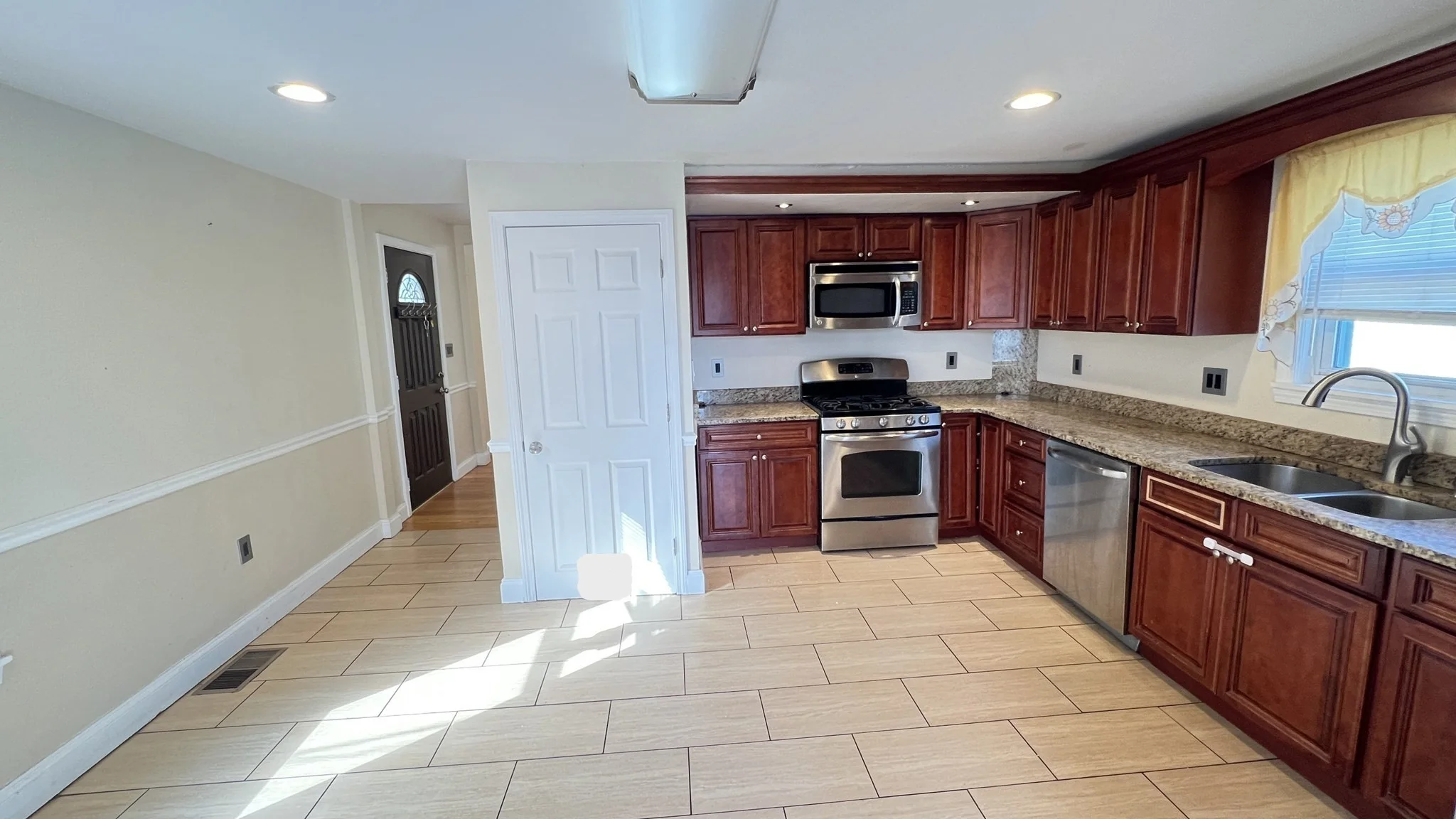 3 bed, 2 bath apartment for rent at 254 Broadway Unit 254, Wyoma — photo 3 of 21