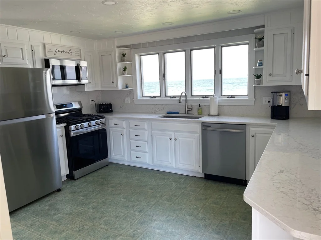 4 bed, 1 bath apartment for rent at 254 Foster Ave Unit 254, Marshfield — photo 8 of 9