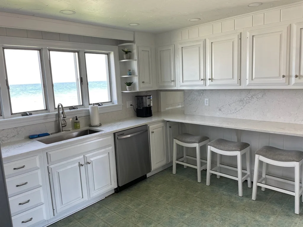 4 bed, 1 bath apartment for rent at 254 Foster Ave Unit 254, Marshfield — photo 4 of 9