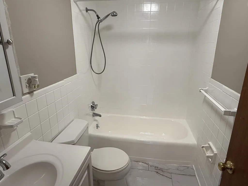 2 bed, 1 bath apartment for rent at 255 Elm St Unit 204, Braintree — photo 3 of 6
