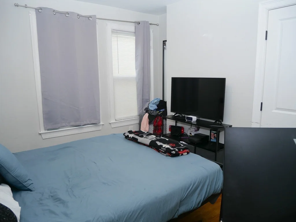 5 bed, 3 bath apartment for rent at 255 Paris Unit 3, East Boston — photo 8 of 17