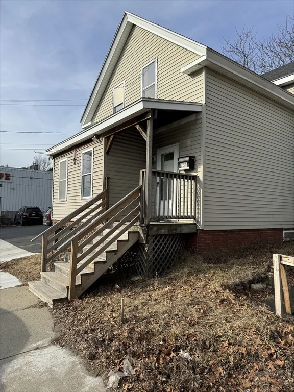 3 bed, 1 bath apartment for rent at 255 River St Unit 1, Zip 01832 — photo 2 of 22