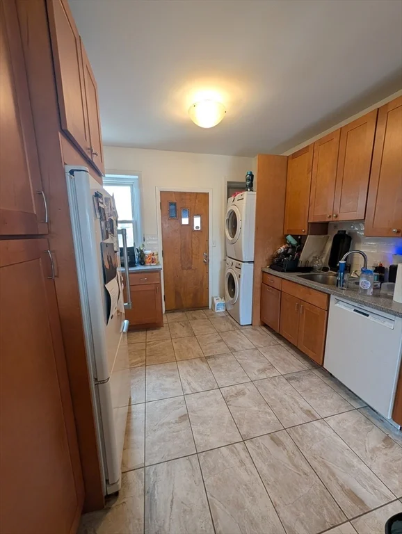 3 bed, 1 bath apartment for rent at 256 Aspinwall Ave Unit 3, Riverway Island — photo 8 of 9