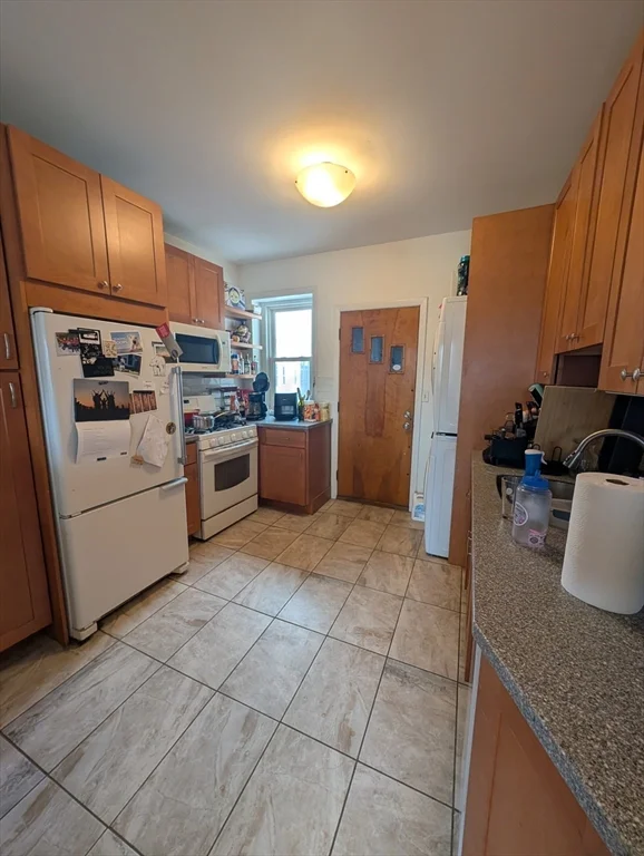 3 bed, 1 bath apartment for rent at 256 Aspinwall Ave Unit 3, Riverway Island — photo 7 of 9