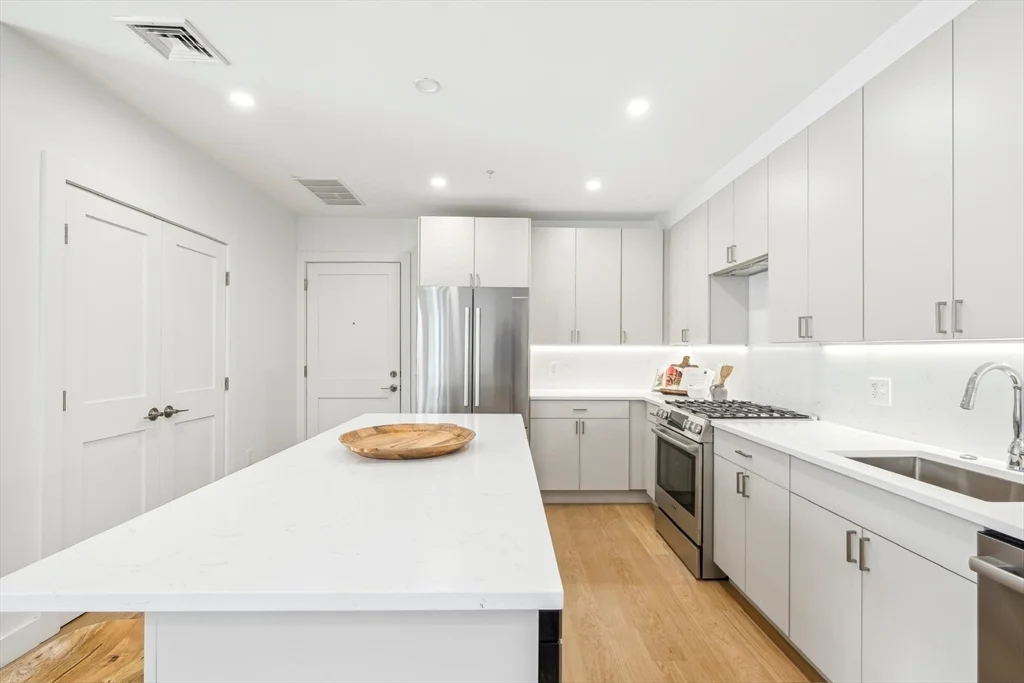 2 bed, 2 bath apartment for rent at 256 Dorchester St Unit 504, South Boston — photo 5 of 24