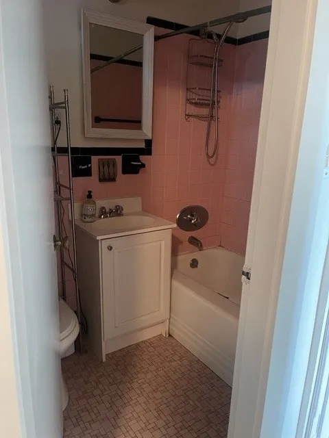 1 bed, 1 bath apartment for rent at 256 Lowell Ave Unit 2, Newtonville — photo 4 of 9