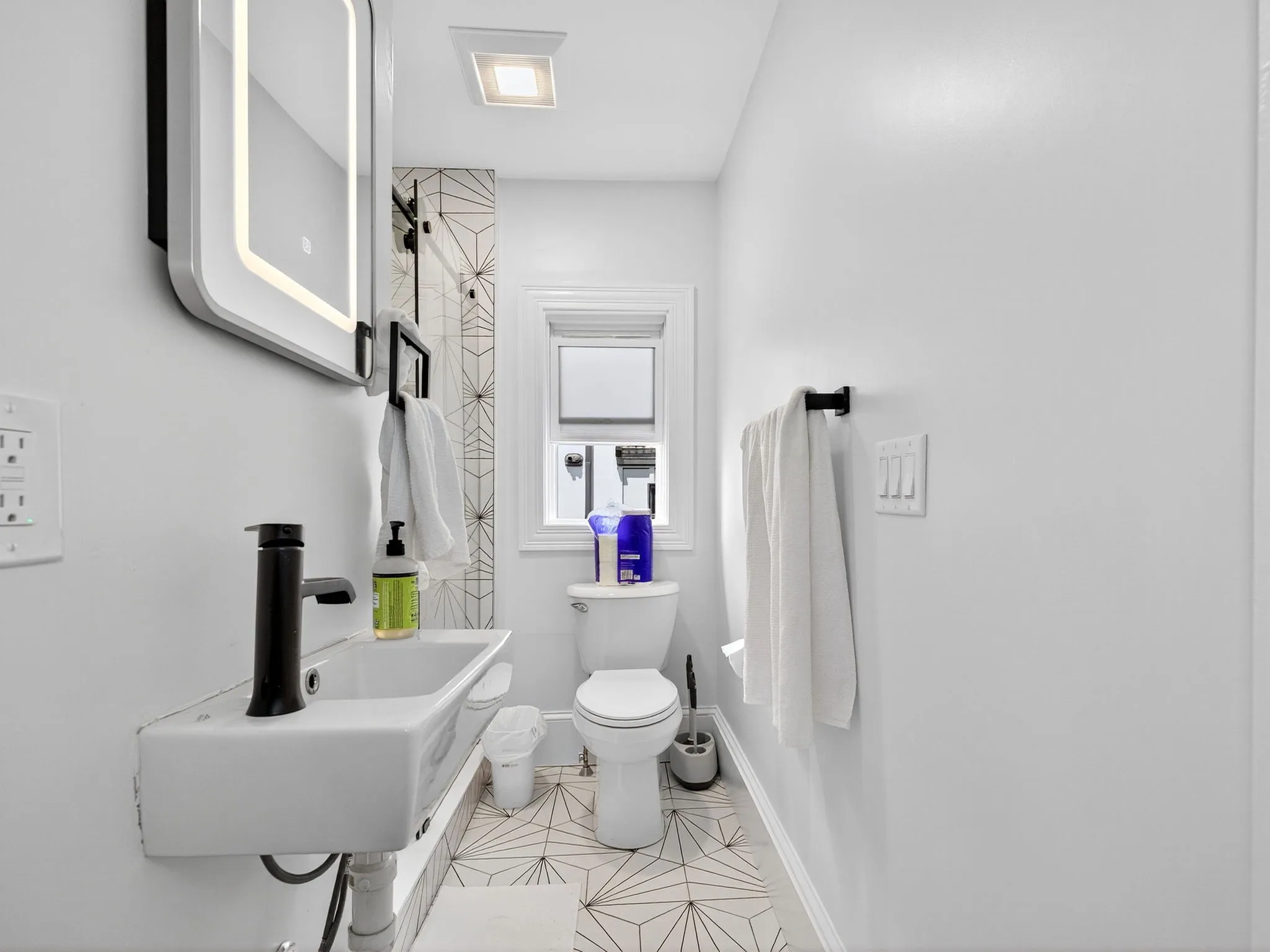 4 bed, 2 bath apartment for rent at 256 Main St Unit 2, South Medford — photo 5 of 18