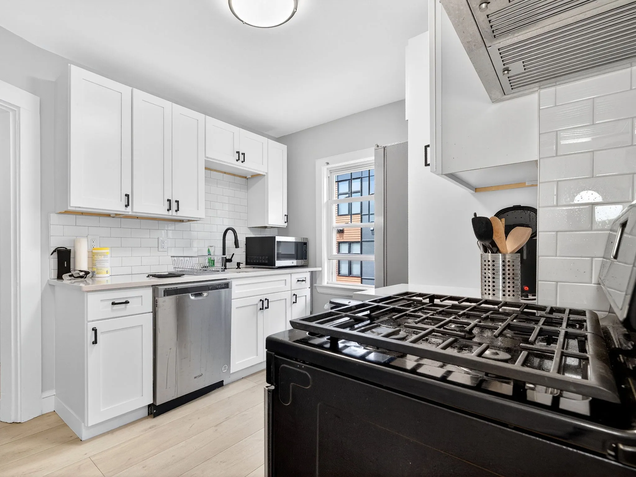 4 bed, 2 bath apartment for rent at 256 Main St Unit 2, South Medford — photo 2 of 18