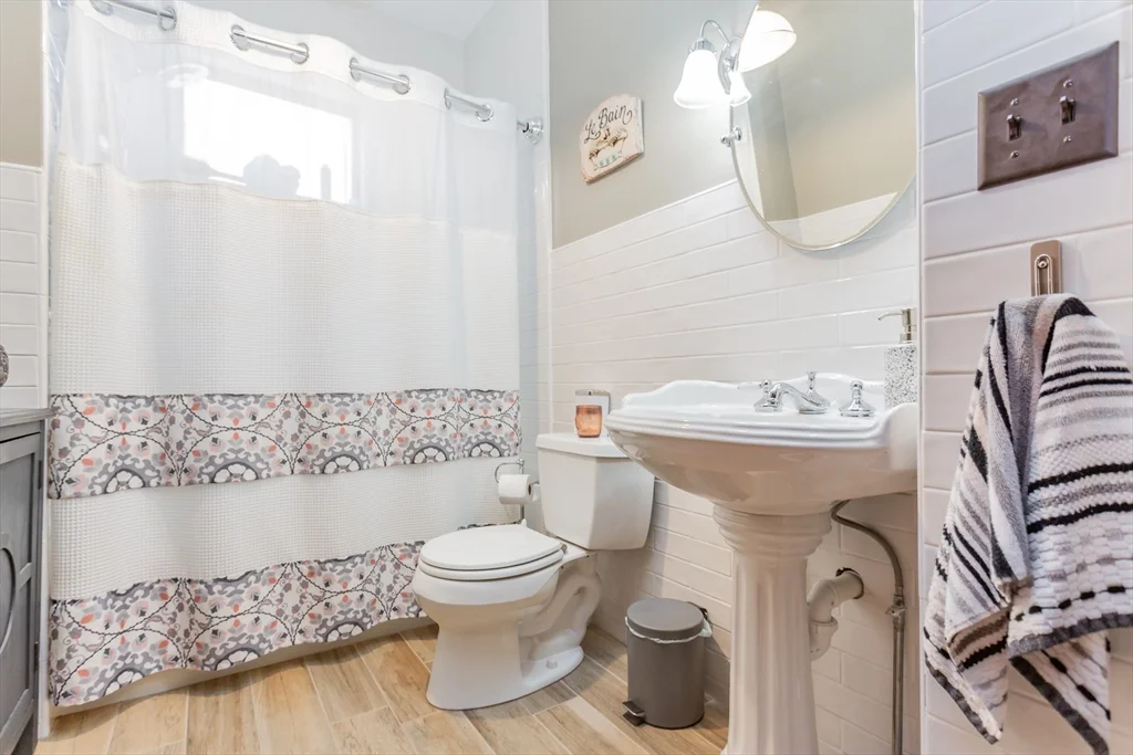3 bed, 1 bath apartment for rent at 256 Maple St Unit 1, Fall River — photo 10 of 11