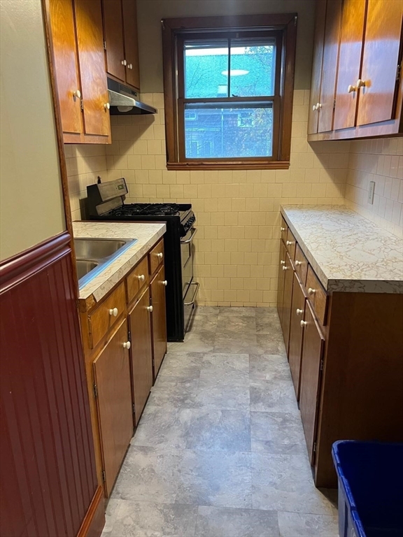 3 bed, 1 bath apartment for rent at 256 Maple St Unit 2, Fall River — photo 6 of 21