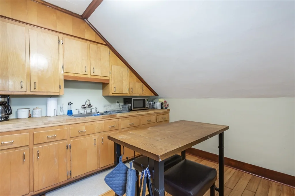 1 bed, 1 bath apartment for rent at 256 Maple St Unit 3, Fall River — photo 9 of 11