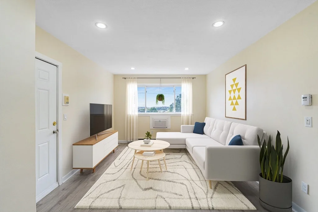 2 bed, 1 bath apartment for rent at 256 Parker Hill Ave Unit 256-14, Mission Hill — photo 2 of 10