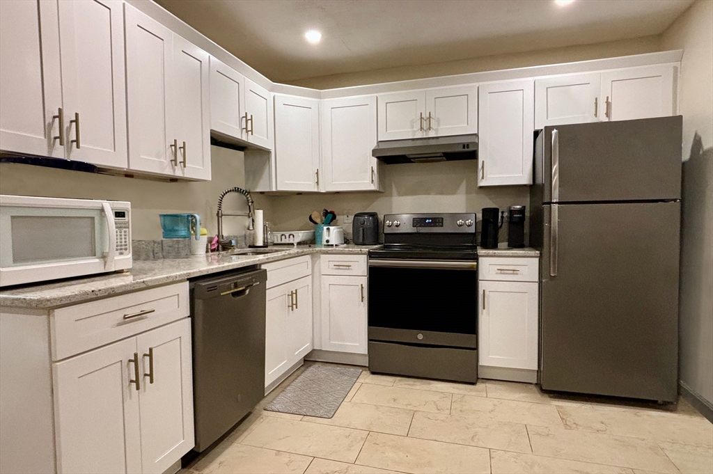 2 bed, 1 bath apartment for rent at 256 Parker Hill Ave Unit 3, Mission Hill — photo 1 of 9