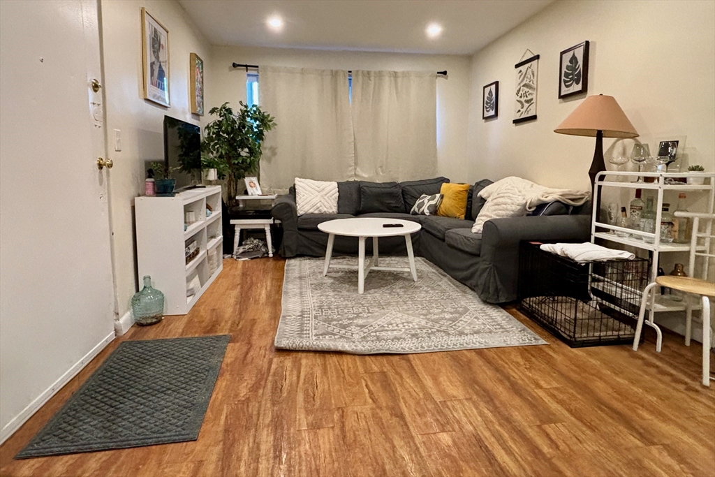 2 bed, 1 bath apartment for rent at 256 Parker Hill Ave Unit 3, Mission Hill — photo 2 of 9