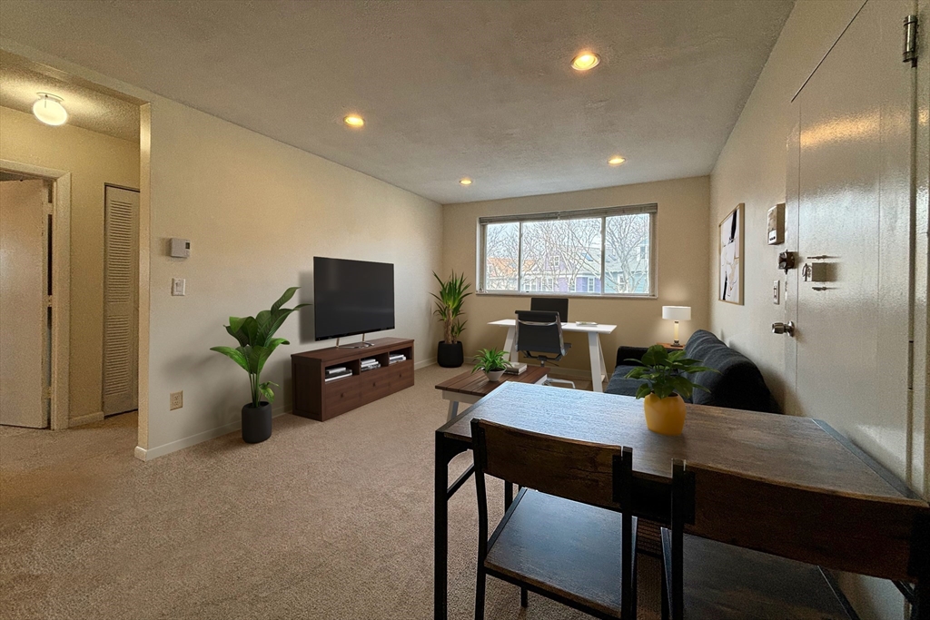 2 bed, 1 bath apartment for rent at 256 Parker Hill Ave Unit 6, Mission Hill — photo 2 of 10