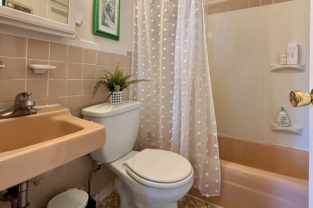 2 bed, 1 bath apartment for rent at 256 Parker Hill Ave Unit 6, Mission Hill — photo 6 of 10