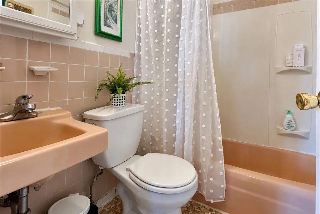2 bed, 1 bath apartment for rent at 256 Parker Hill Ave Unit 9, Mission Hill — photo 5 of 9