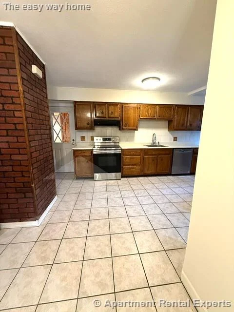 3 bed, 1 bath apartment for rent at 257 Powder House Boulevard Unit 1, Tufts — photo 10 of 17