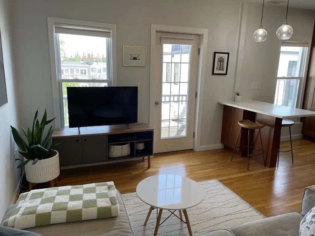 1 bed, 1 bath apartment for rent at 258 Everett St Unit 3, East Boston — photo 4 of 14