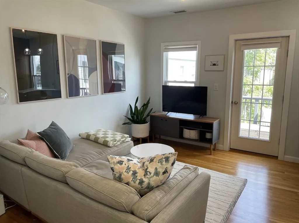 1 bed, 1 bath apartment for rent at 258 Everett St Unit 3, East Boston — photo 3 of 14