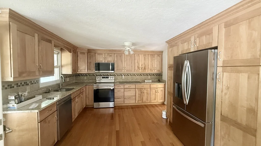 5 bed, 2 bath apartment for rent at 258 State St, Hanson — photo 2 of 21