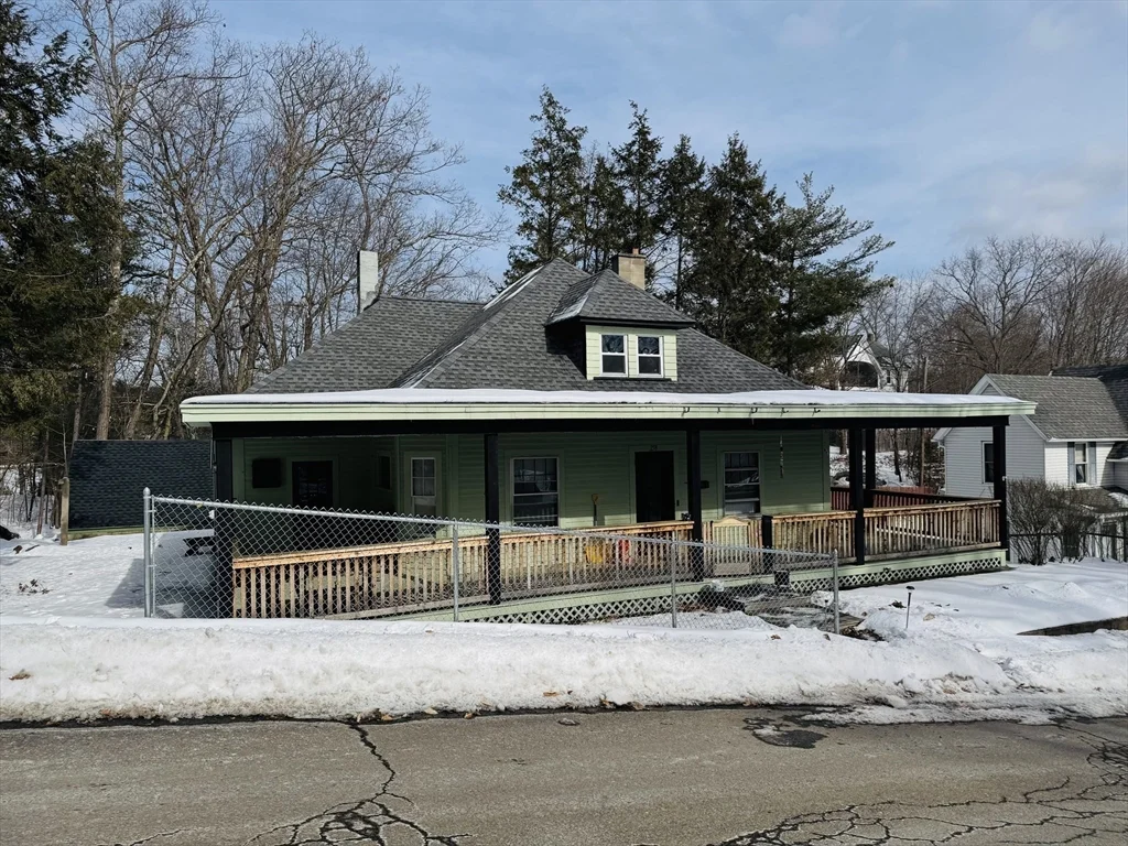 1 bed, 1 bath apartment for rent at 258 Wallingford Ave Unit 1, Athol