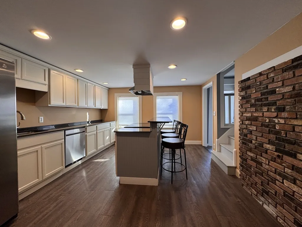 3 bed, 1 bath apartment for rent at 258 Walnut St Unit 1, Bridgewater — photo 5 of 19