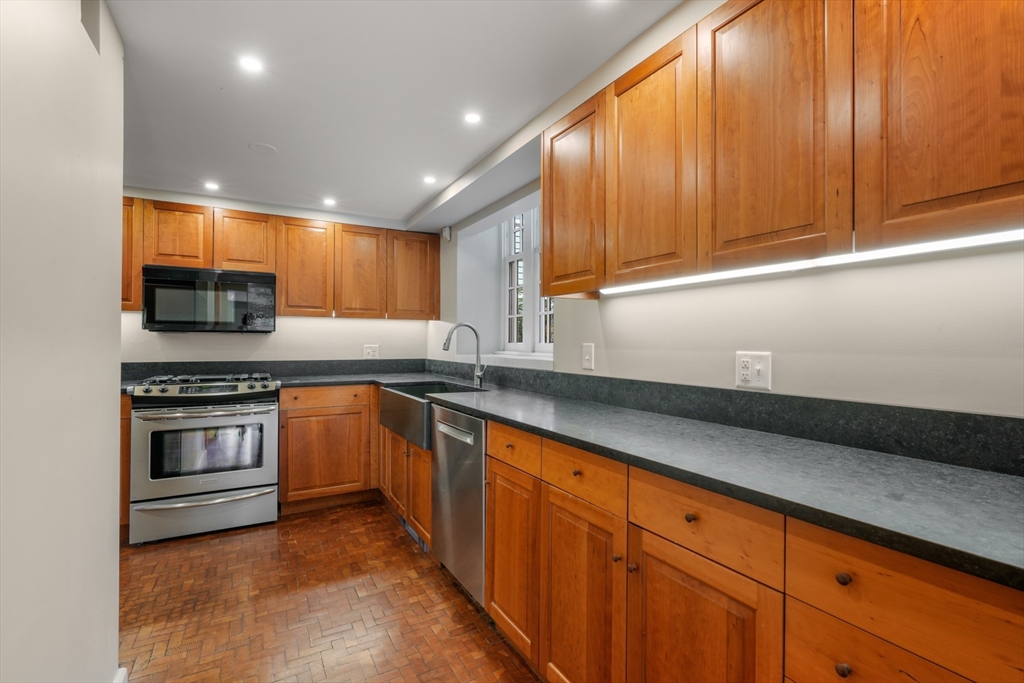 4 bed, 3 bath apartment for rent at 259 Mount Auburn, Harvard Square — photo 2 of 24