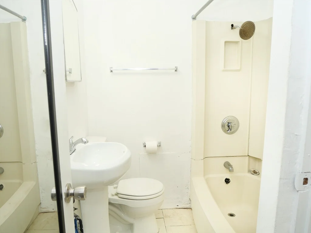 Studio bed, 1 bath apartment for rent at 259 W Newton Unit 3, South End — photo 5 of 6