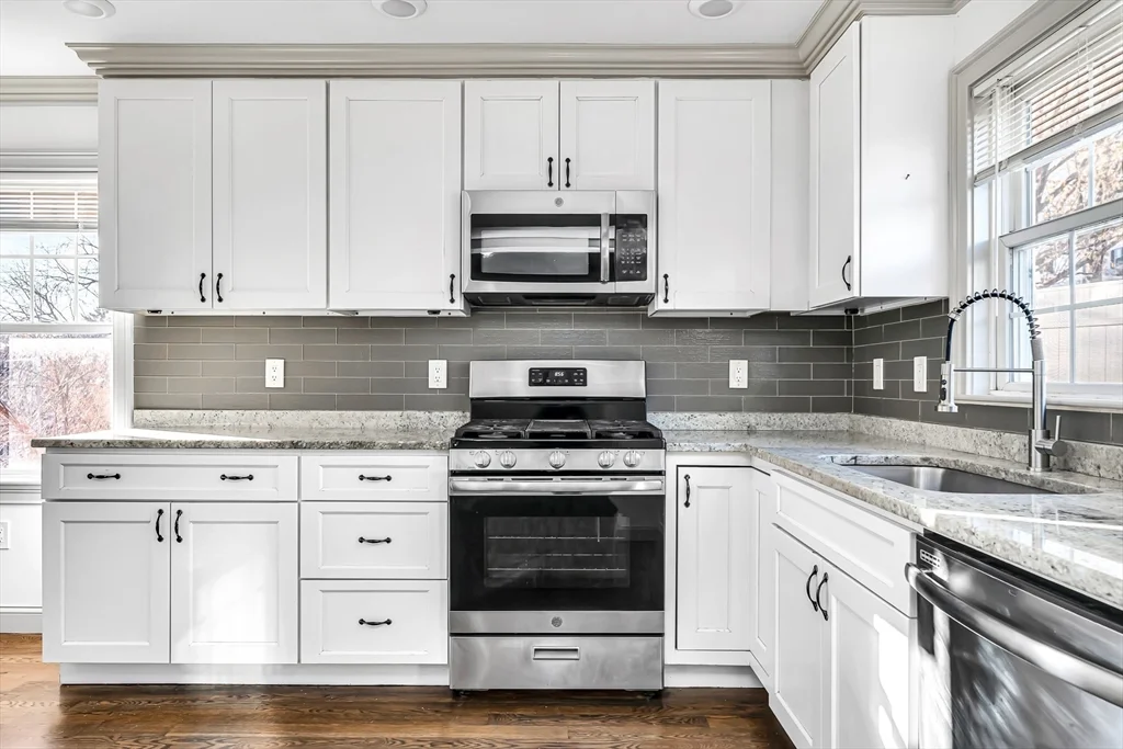 6 bed, 3 bath apartment for rent at 2591 Washington St Unit 2591, Roxbury — photo 5 of 26
