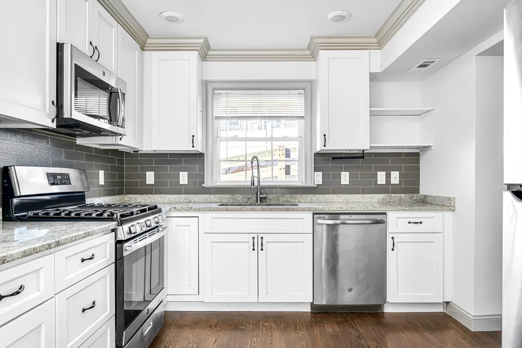 6 bed, 3 bath apartment for rent at 2591 Washington St Unit 2591, Roxbury — photo 4 of 26