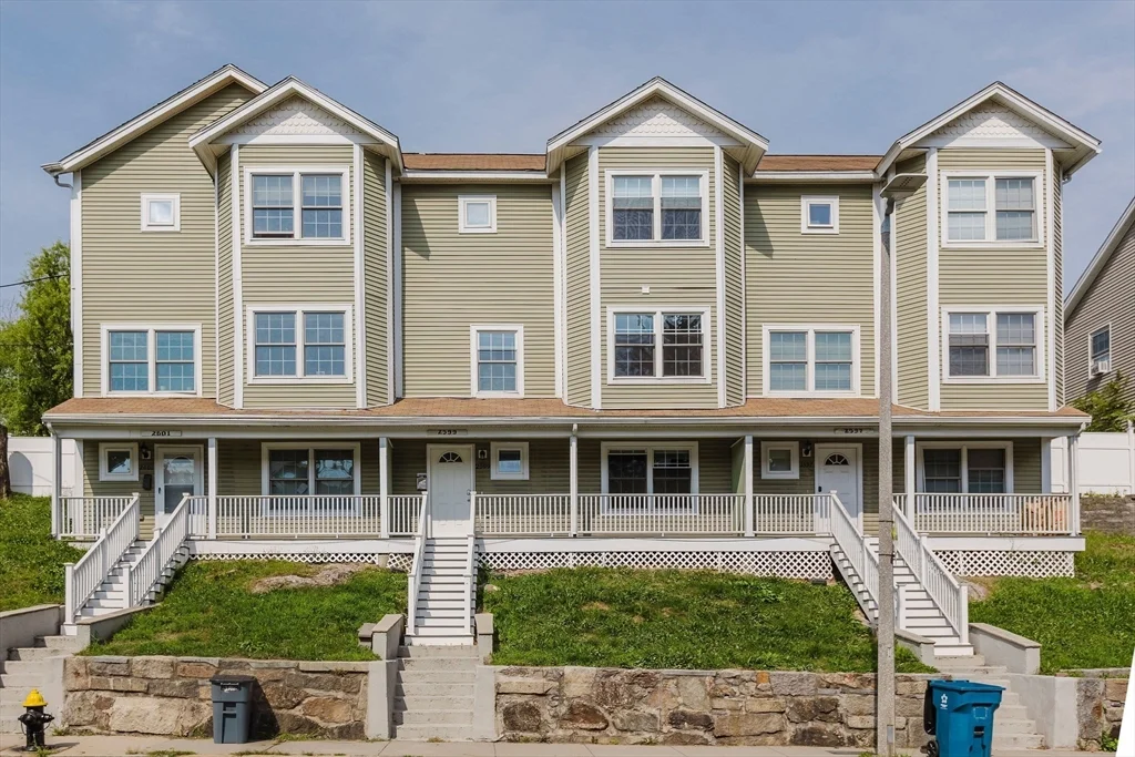 6 bed, 2 bath apartment for rent at 2599 Washington St Unit 2599, Roxbury — photo 1 of 19